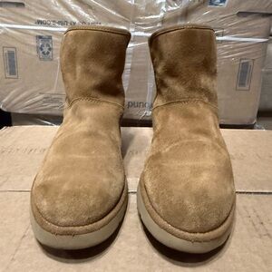 UGG Tan Sheepskin Boots Size 7 – Classic Cozy Winter Staple